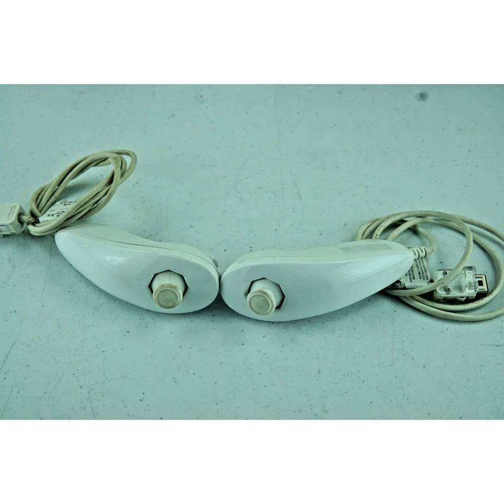 Nintendo Wii Console Gaming System White 2 Remotes & Nunchucks - Tested